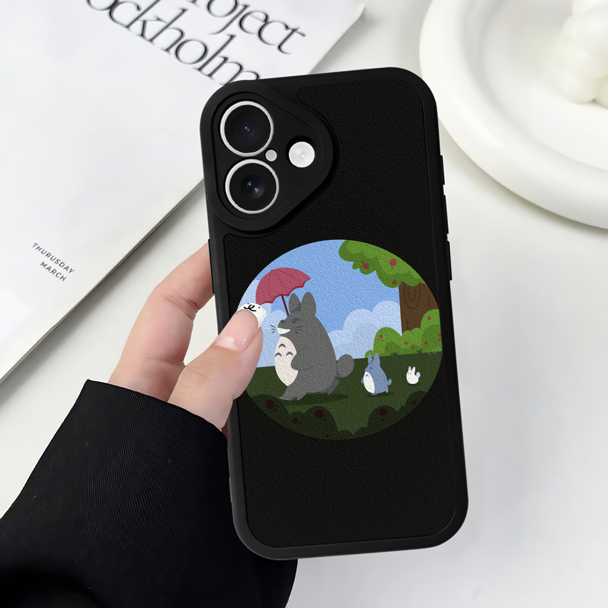 （画像用） となりのトトロ 草壁メイ 草壁サツキ My Neighbor Totoro Satsuki Kusakabe Mei Kusakabe 【iPhone 16シリーズ対応】シリコンスマホケース（レザー調） 材質：シリコン